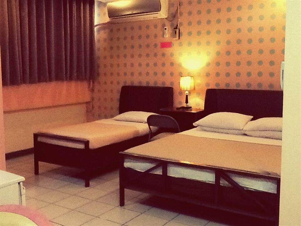 Hotel Tiffany Laoag Esterno foto