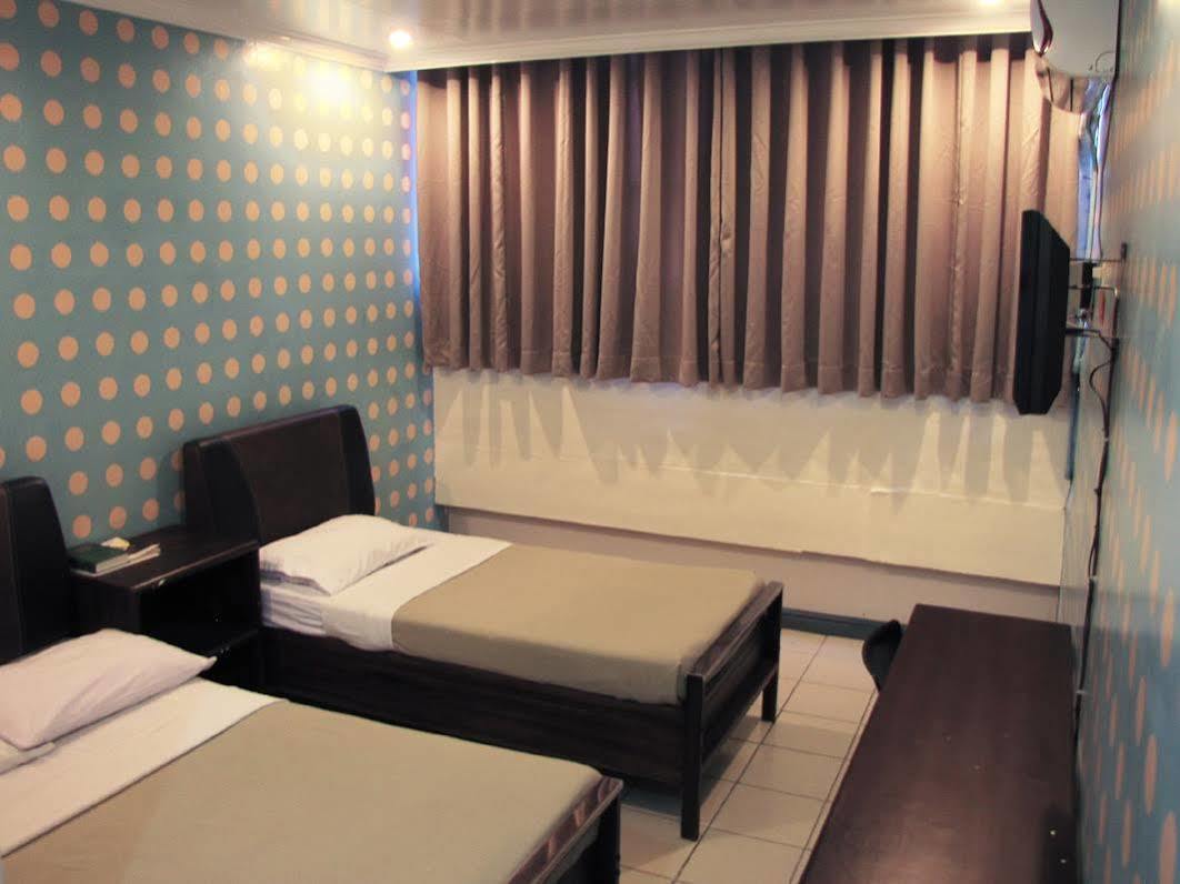 Hotel Tiffany Laoag Esterno foto