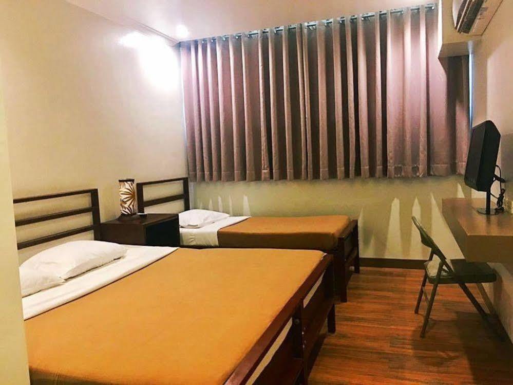 Hotel Tiffany Laoag Esterno foto
