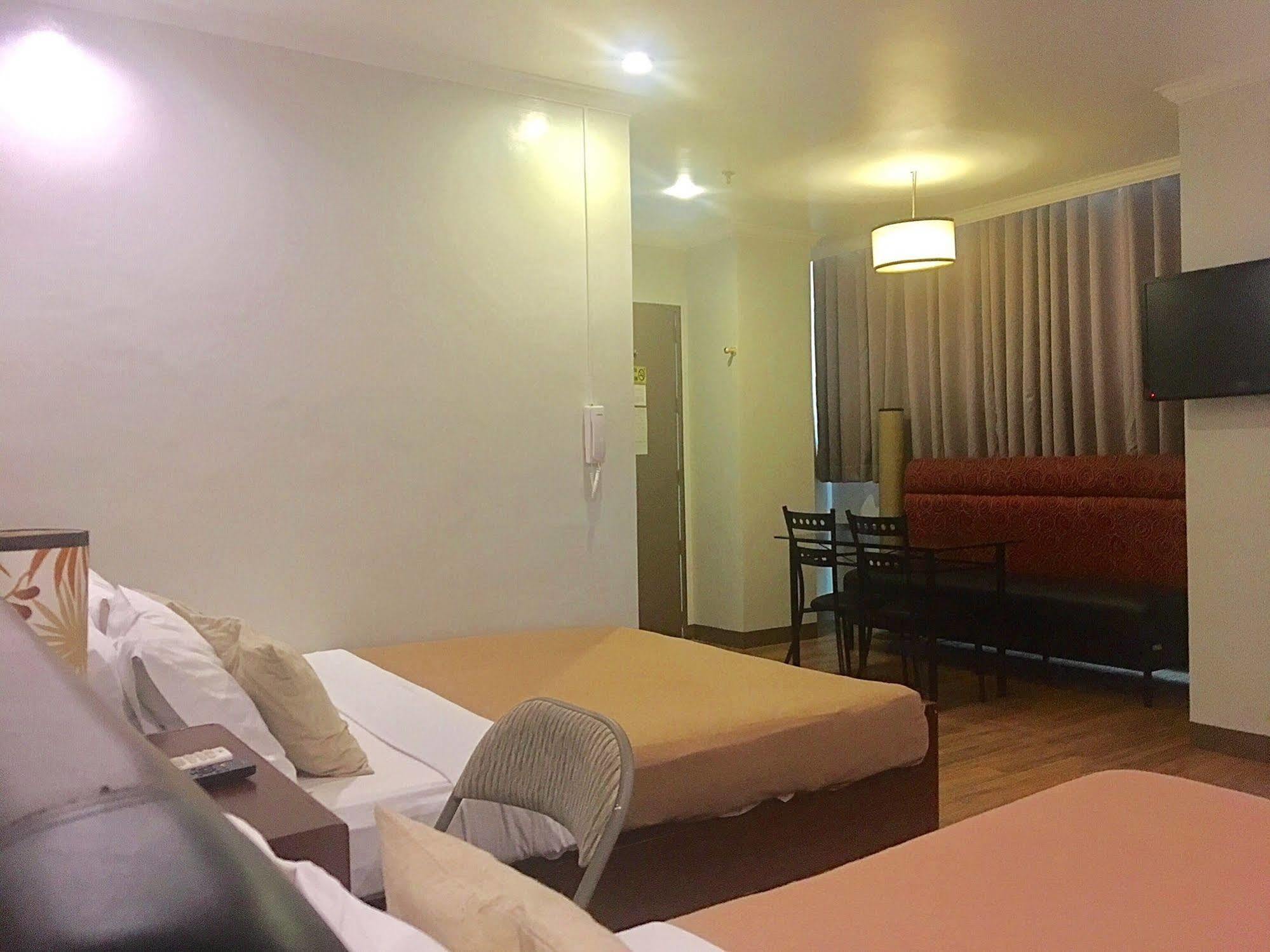 Hotel Tiffany Laoag Esterno foto
