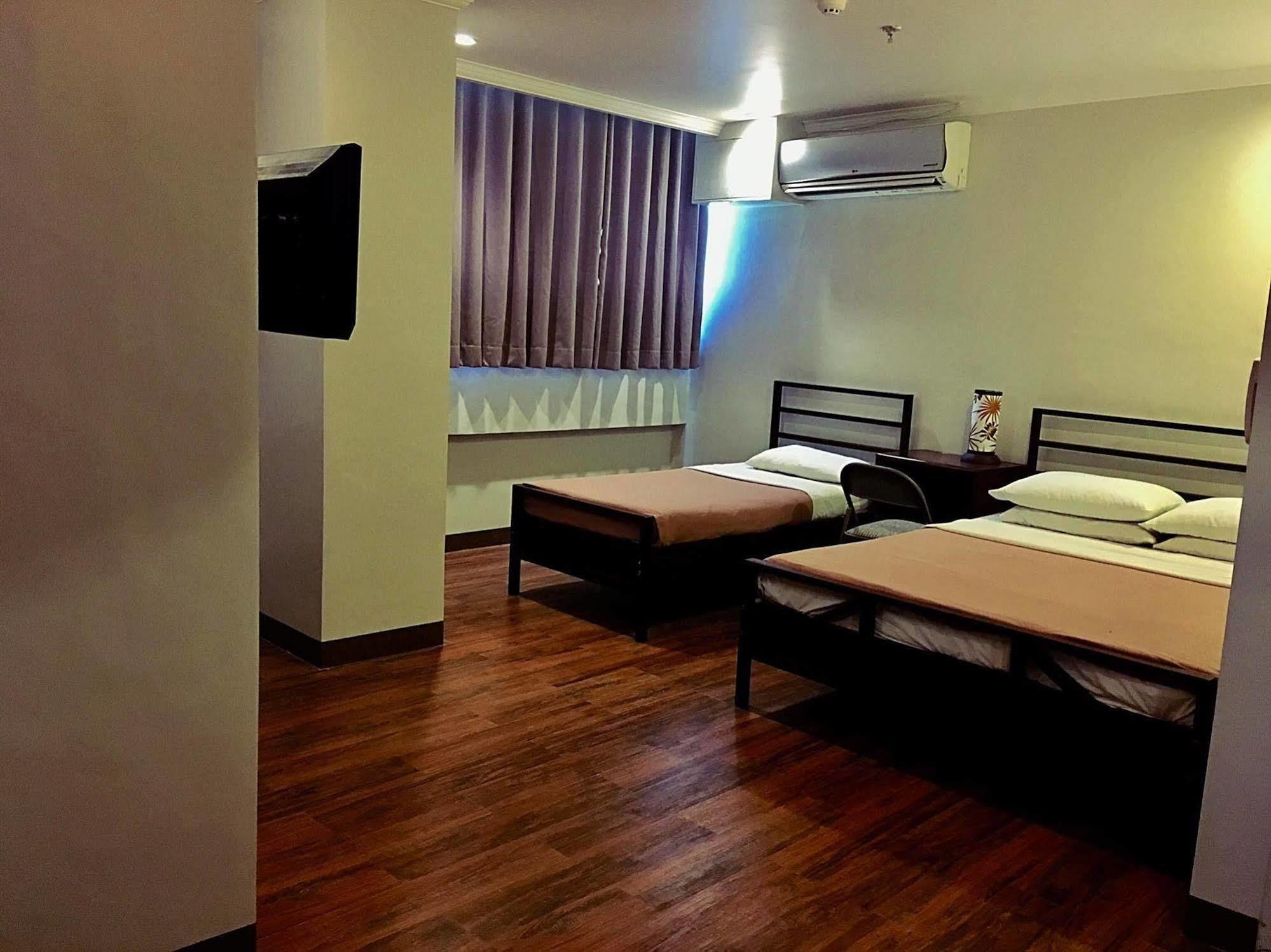 Hotel Tiffany Laoag Esterno foto