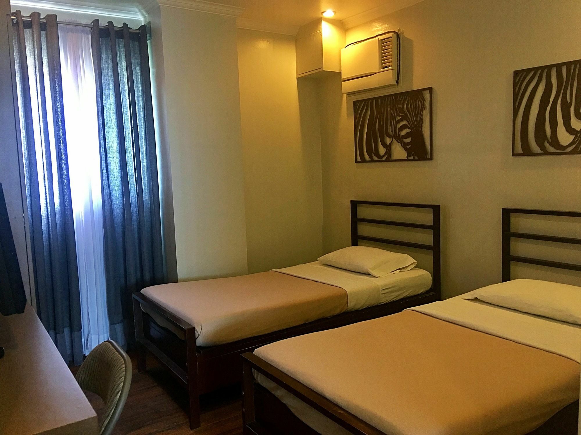 Hotel Tiffany Laoag Esterno foto